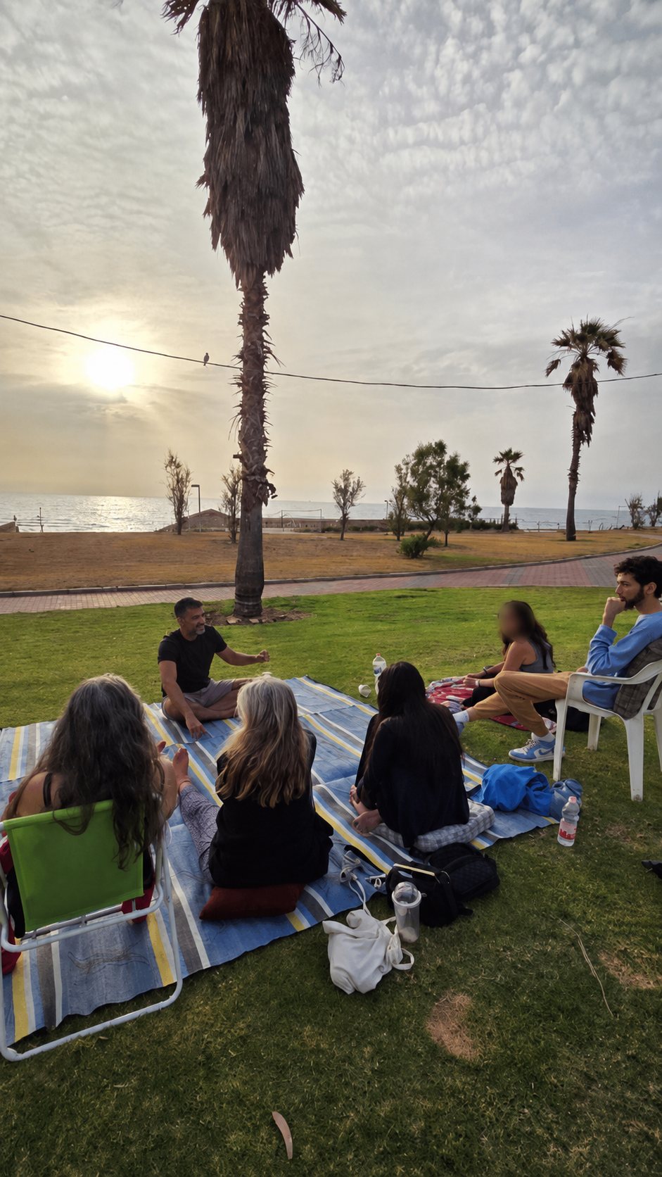 מפגש קבוצתי בטבע, חוף הים בשעת השקיעה